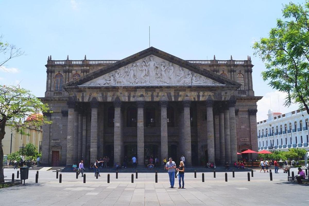 un grande edificio con persone in piedi di fronte