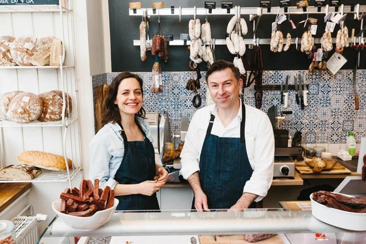 Un hombre y una mujer de pie en una cocina.