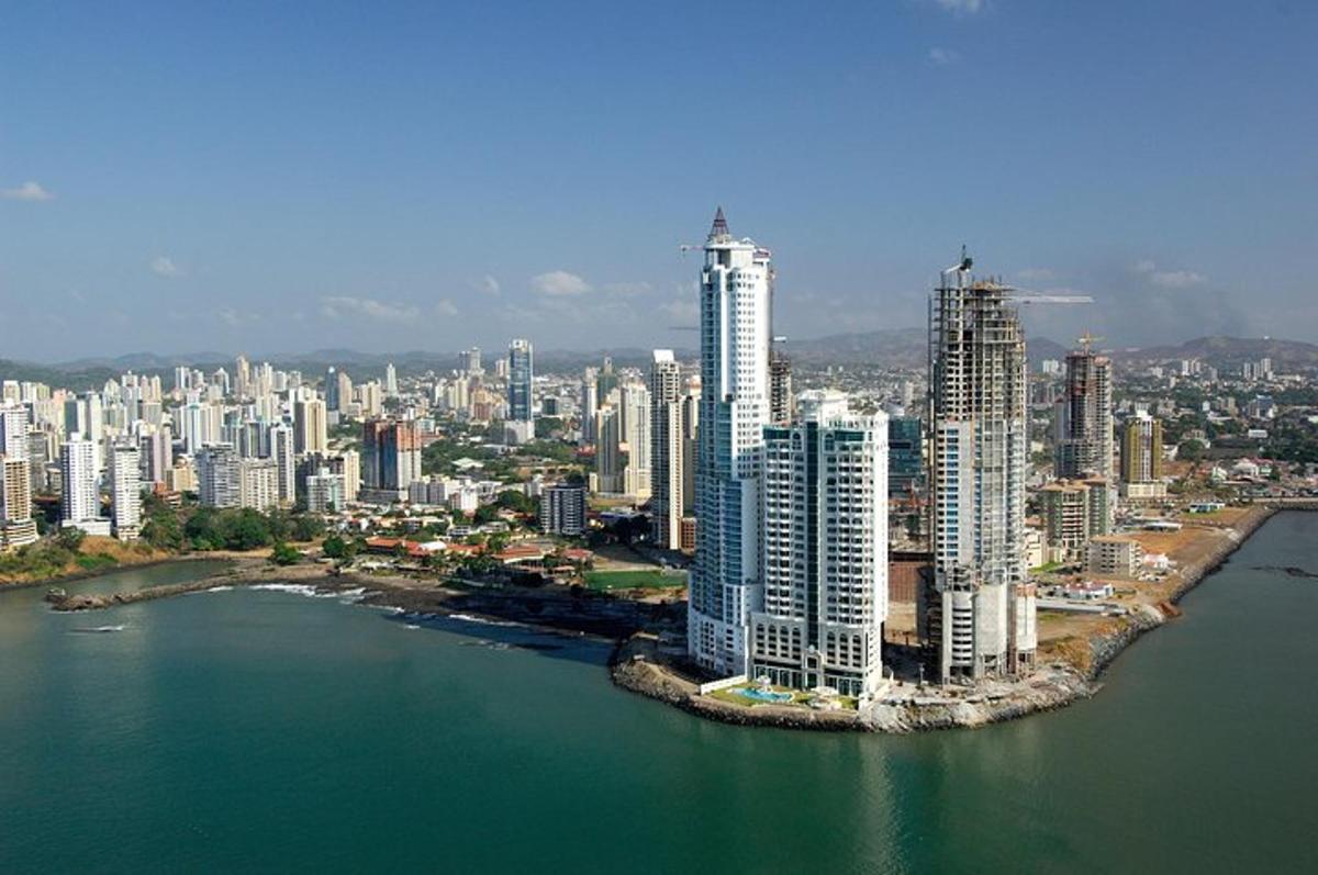 una vista aerea di una città con edifici alti