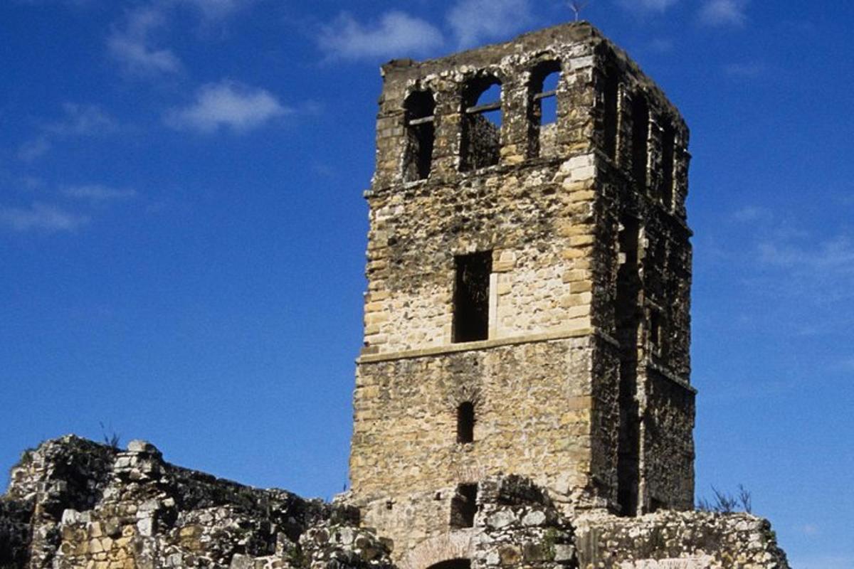 una torre alta de maó a la part superior d'un edifici