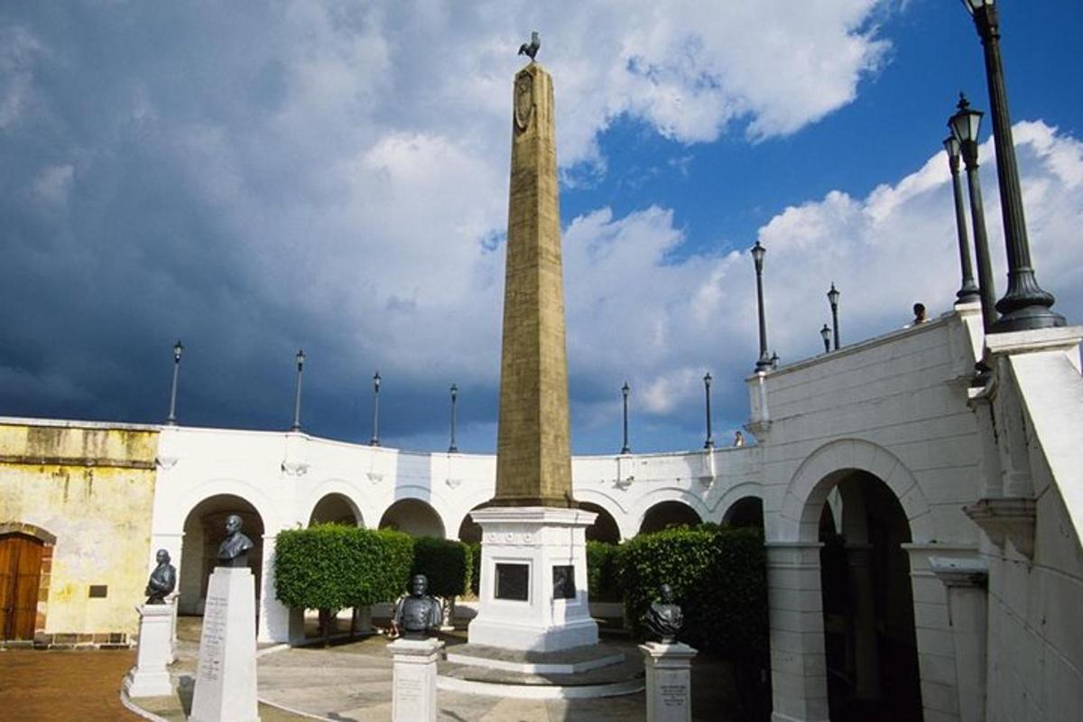 un monument davant d'un edifici amb una torre