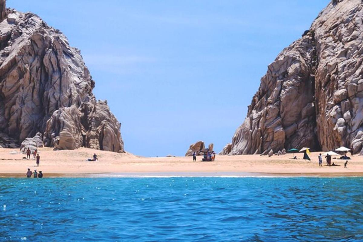 un gruppo di persone su una spiaggia vicino ad alcune rocce