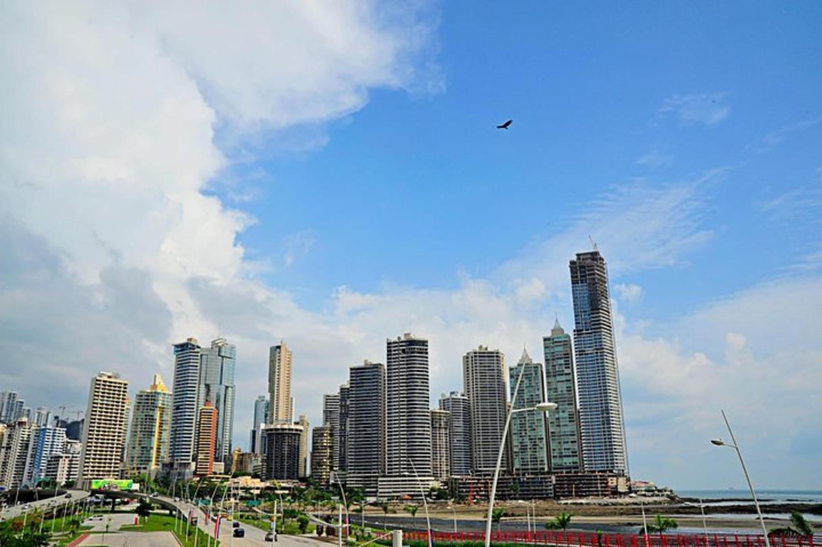 una vista di una città con edifici alti