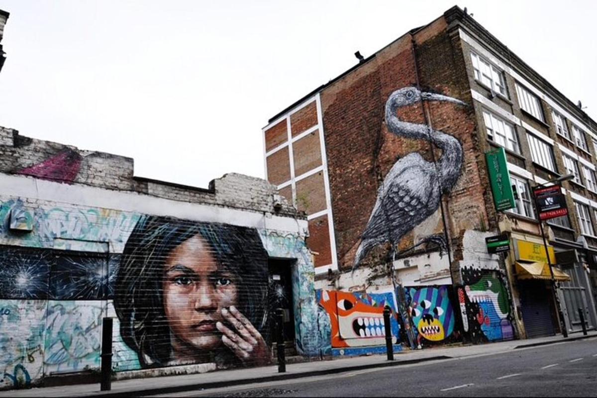 sebuah bangunan dengan mural burung di atasnya
