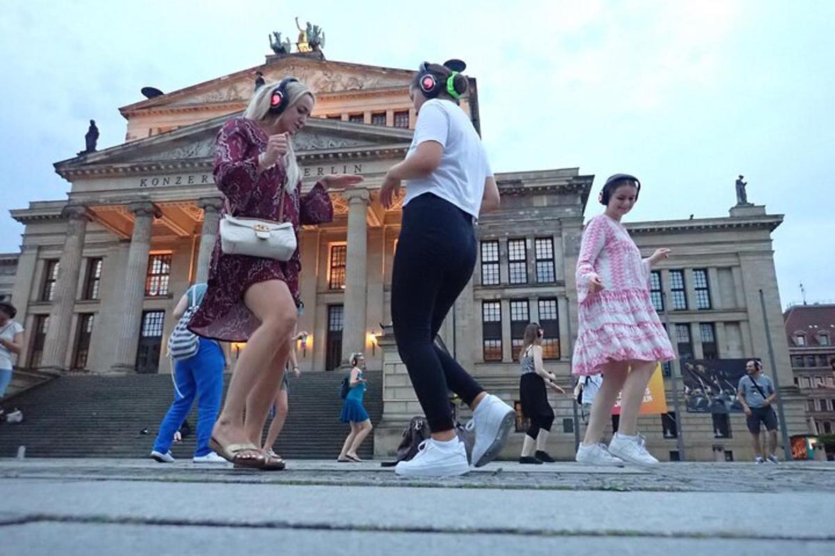 skupina žen stojící před budovou