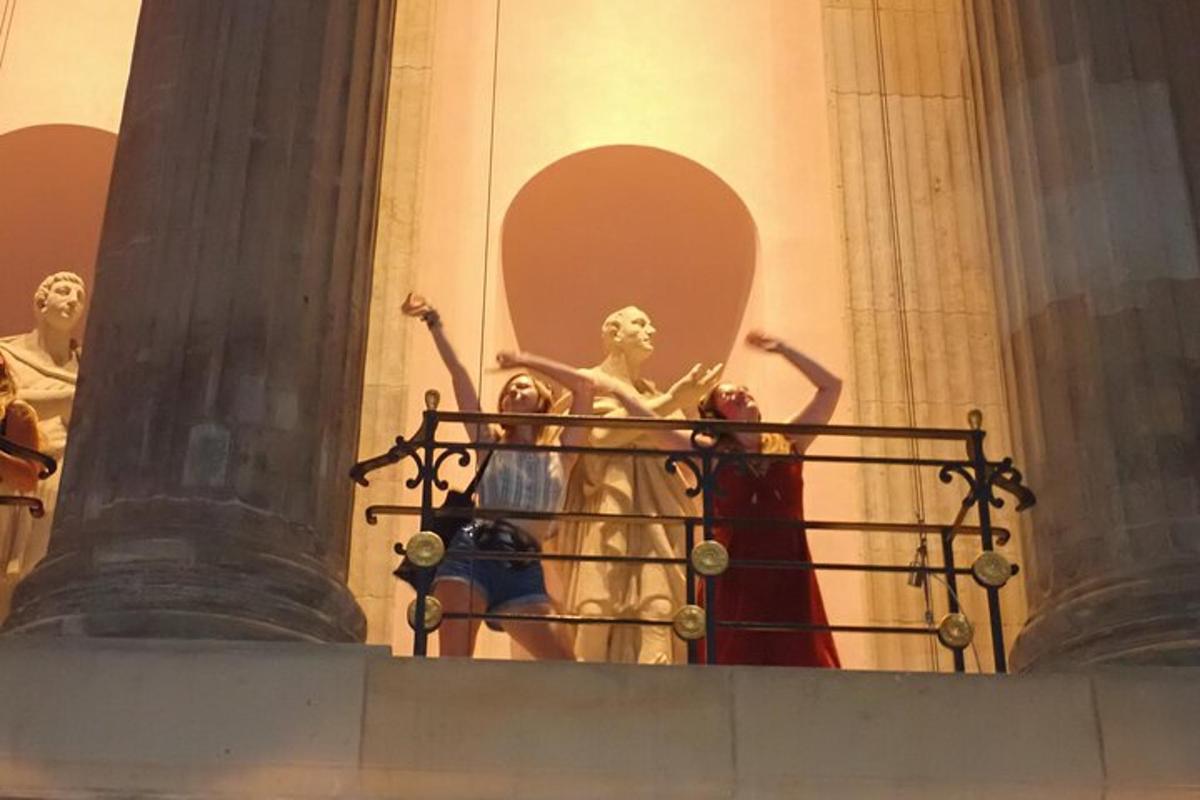 una estàtua de dones en un balcó d'un edifici