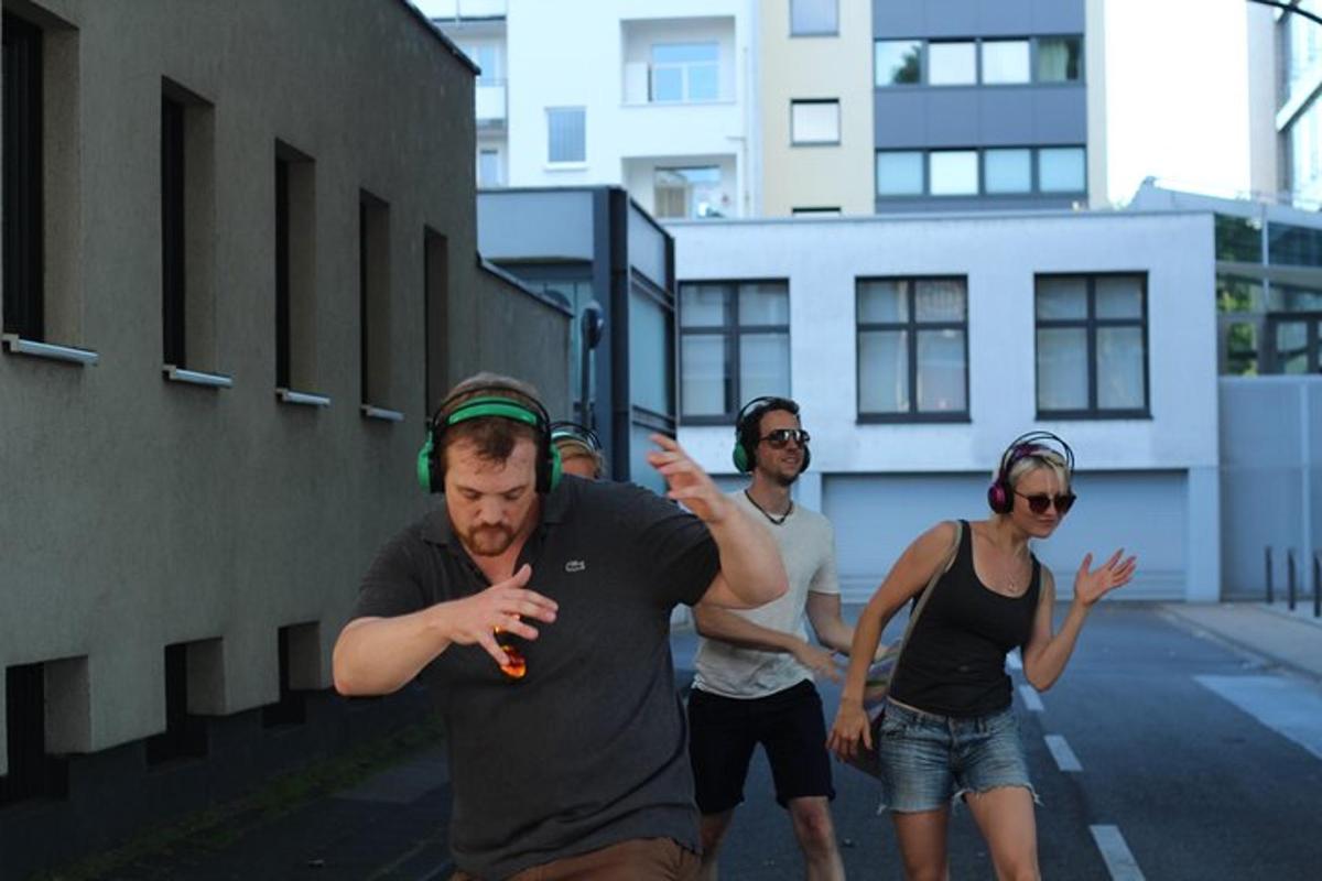 skupina lidí stojící vedle budovy