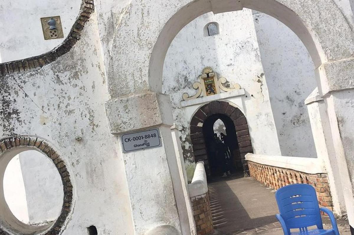 sebuah gereja dengan papan tanda di hadapan pintu