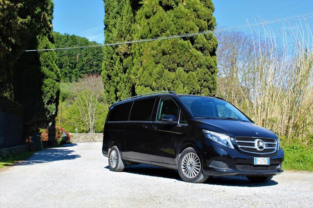 un furgone nero parcheggiato in un parcheggio