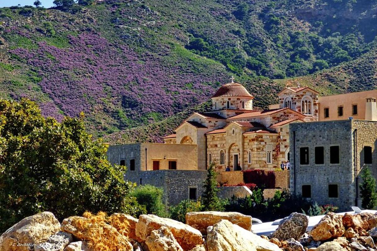 ένα μεγάλο κτίριο μπροστά σε ένα βουνό