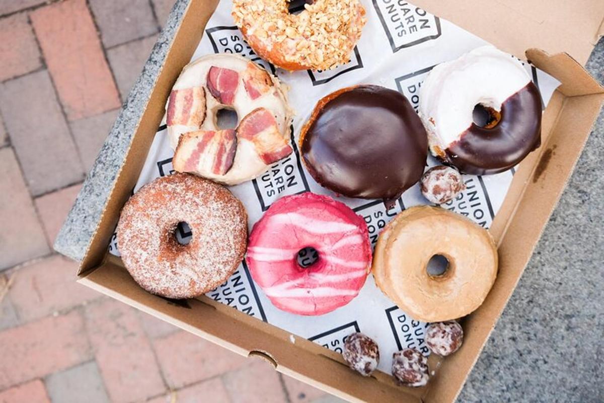 una caja llena de diferentes tipos de donas