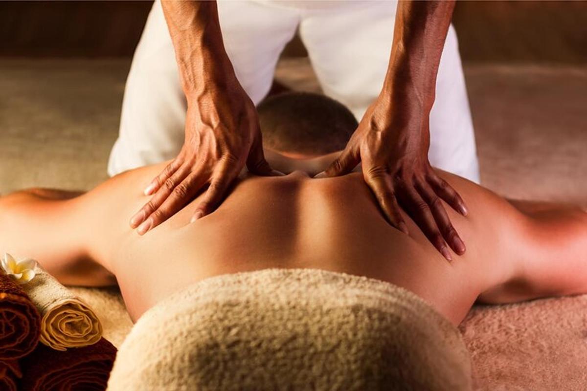 ein Mann, der in einem Spa eine Rückenmassage erhält