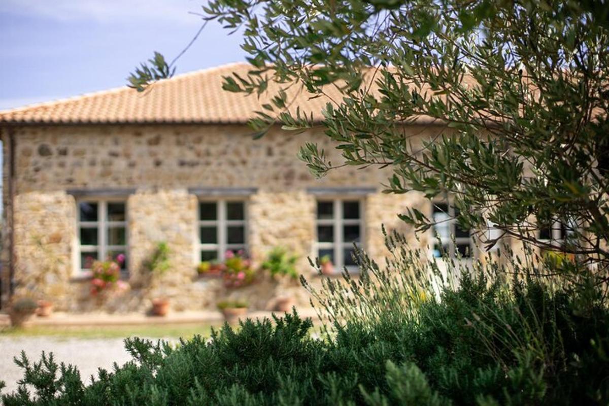 una casa in pietra con un giardino davanti