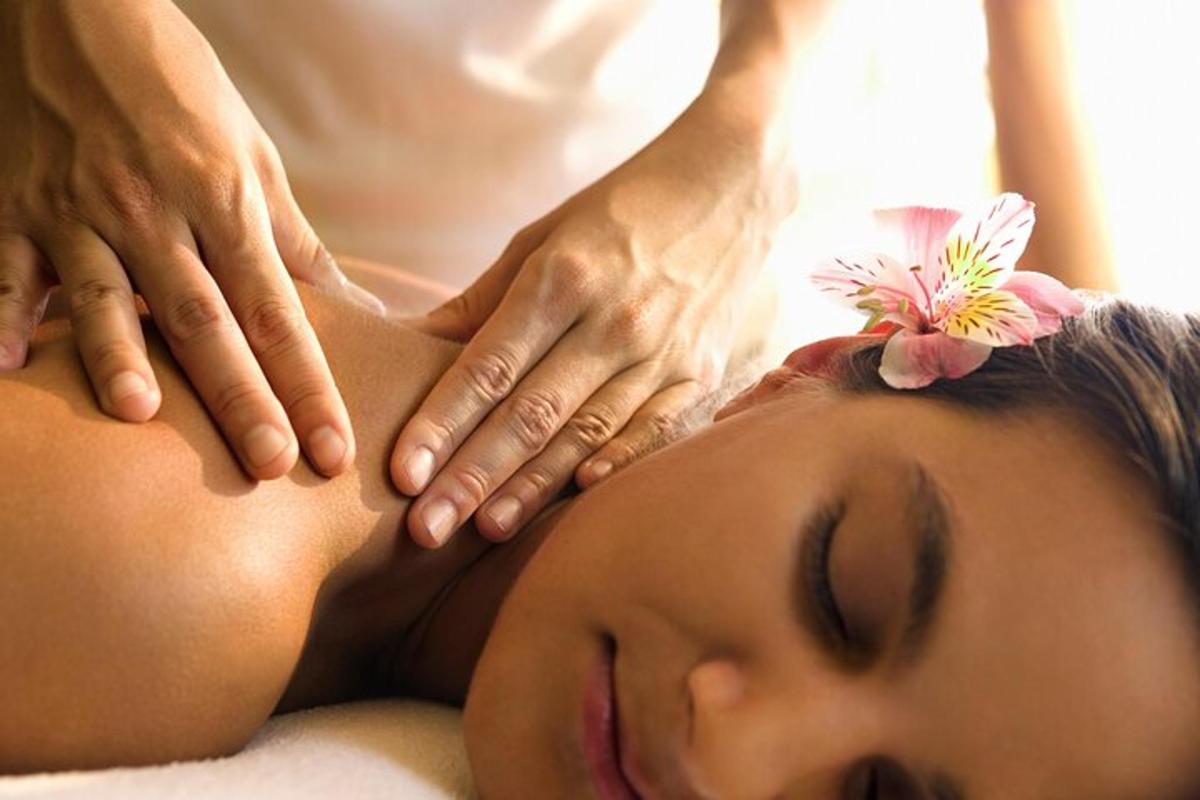 Una mujer recibiendo un masaje de un terapeuta.