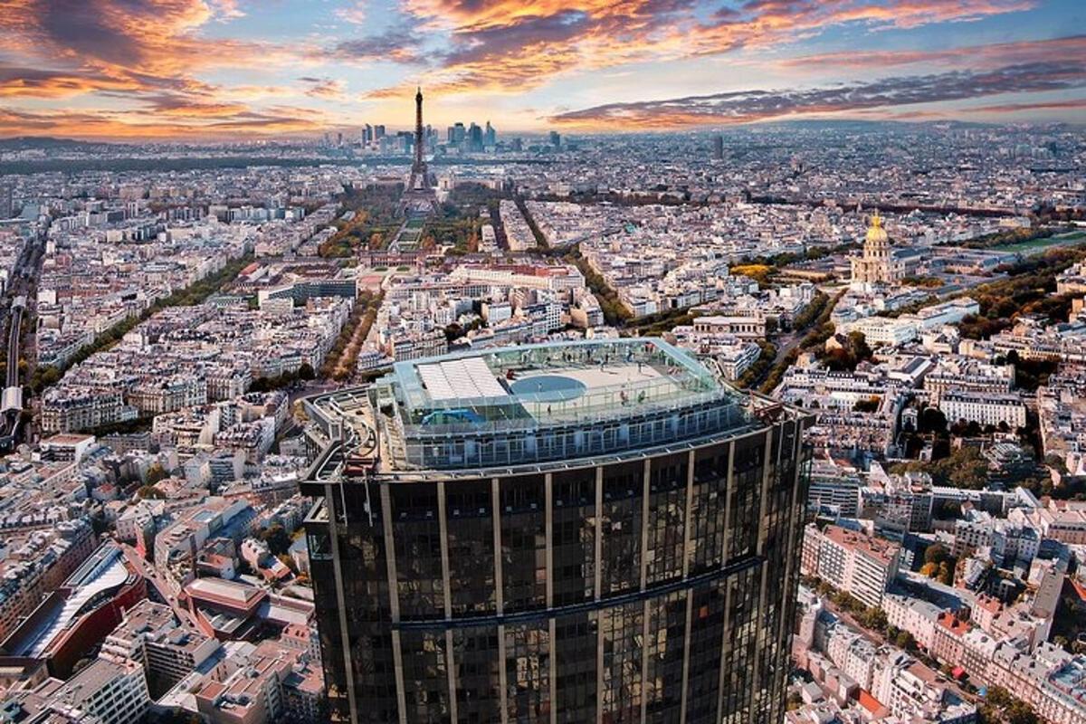 una vista aerea di una città con un edificio alto