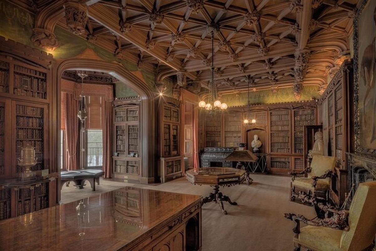 una grande stanza con un tavolo e un pianoforte
