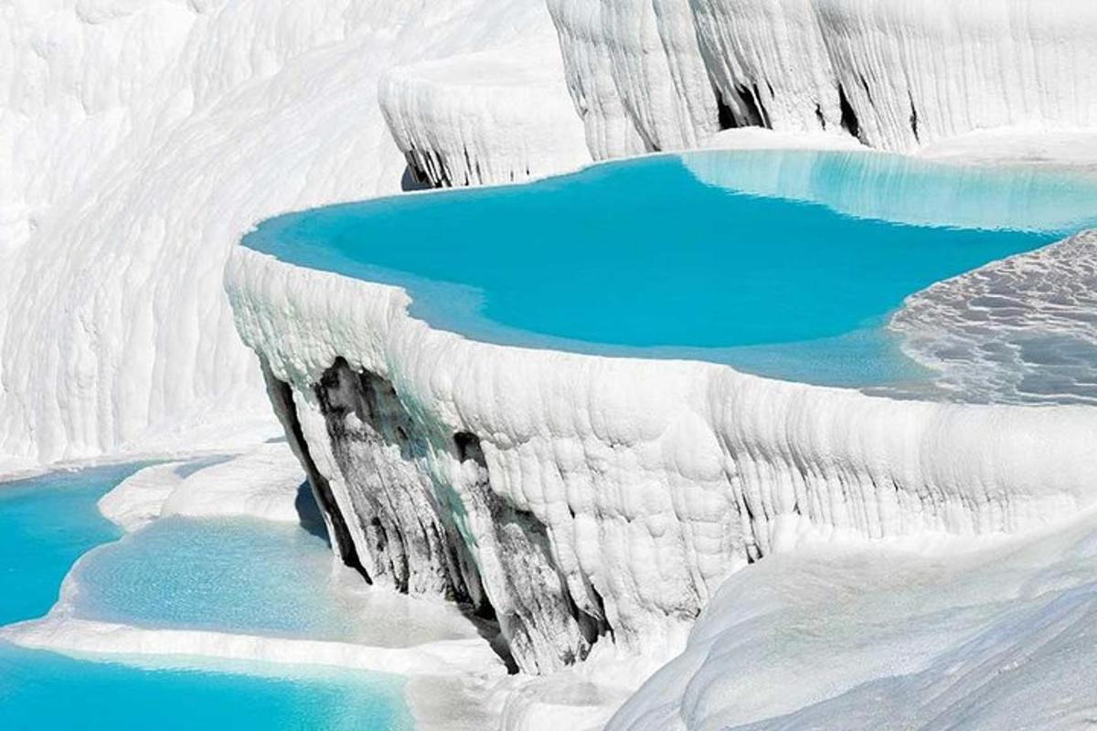 una imatge d'una glacera amb aigua blava