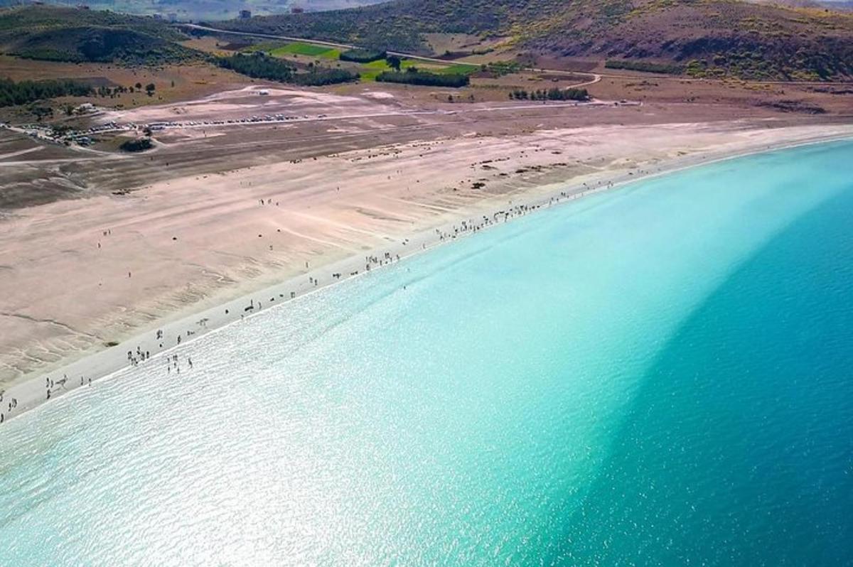 vista aèria d'una platja amb un grup de persones