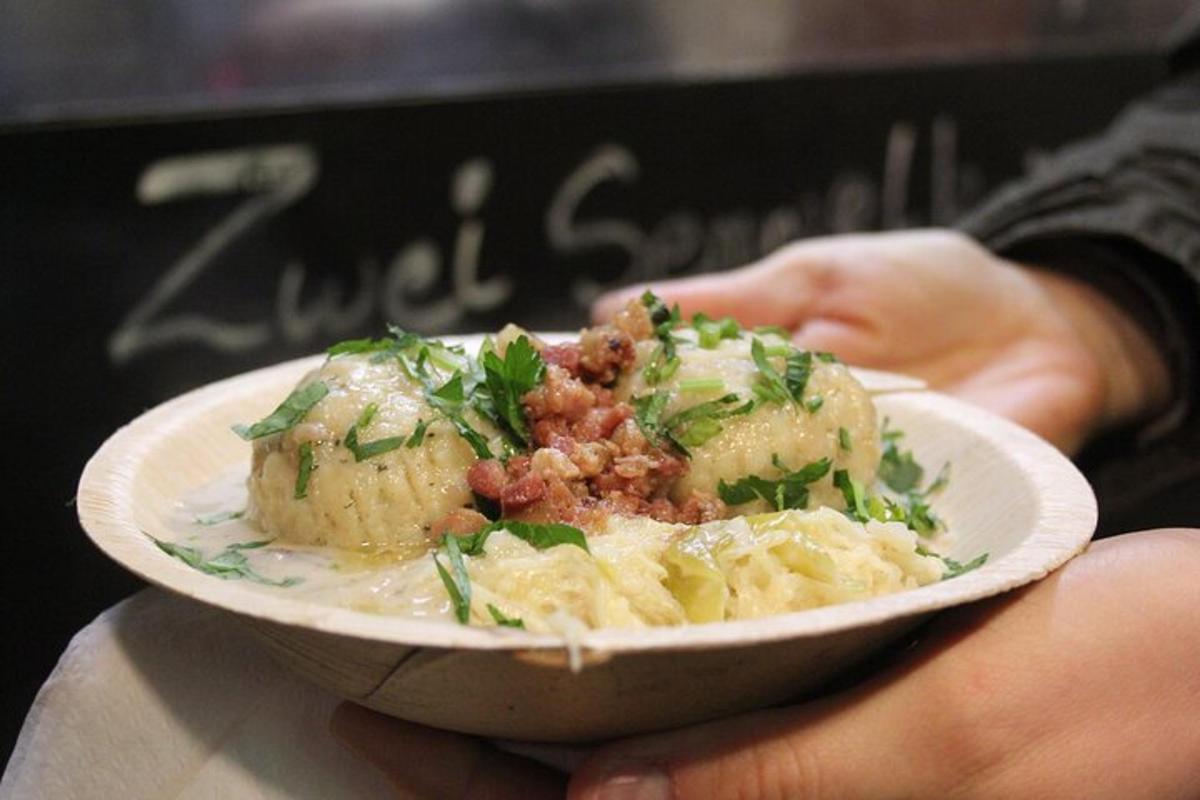 una persona sostiene un plato de comida
