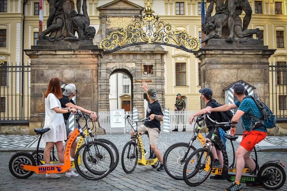 Un grupo de personas en bicicleta frente a un edificio.