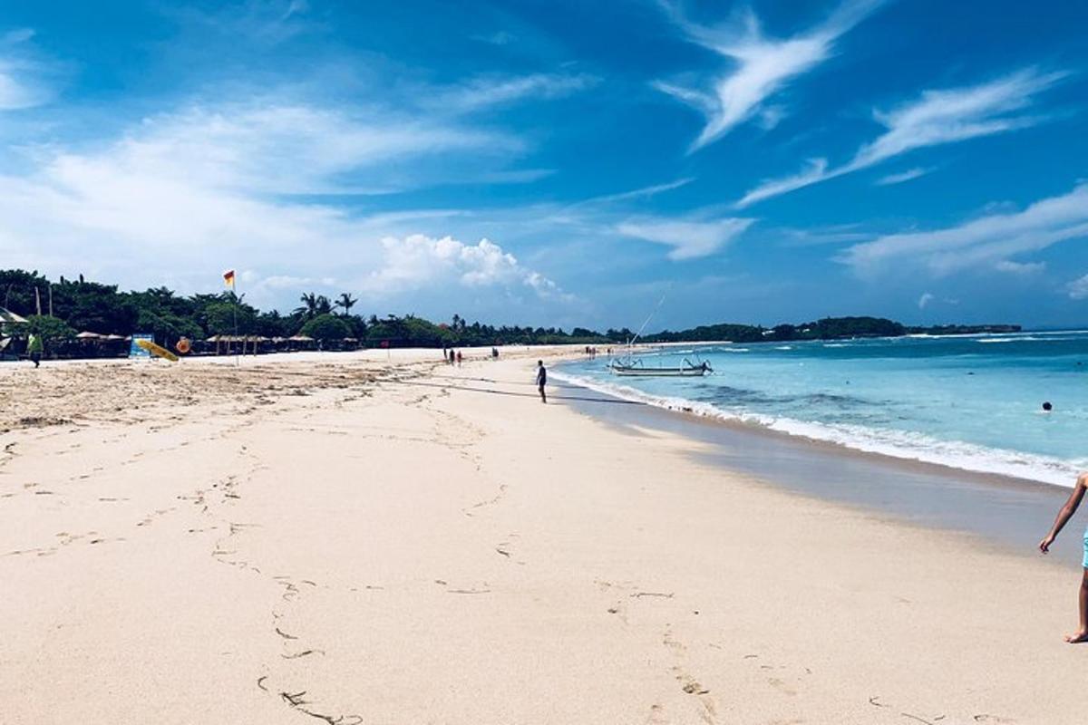 un gruppo di persone che camminano su una spiaggia