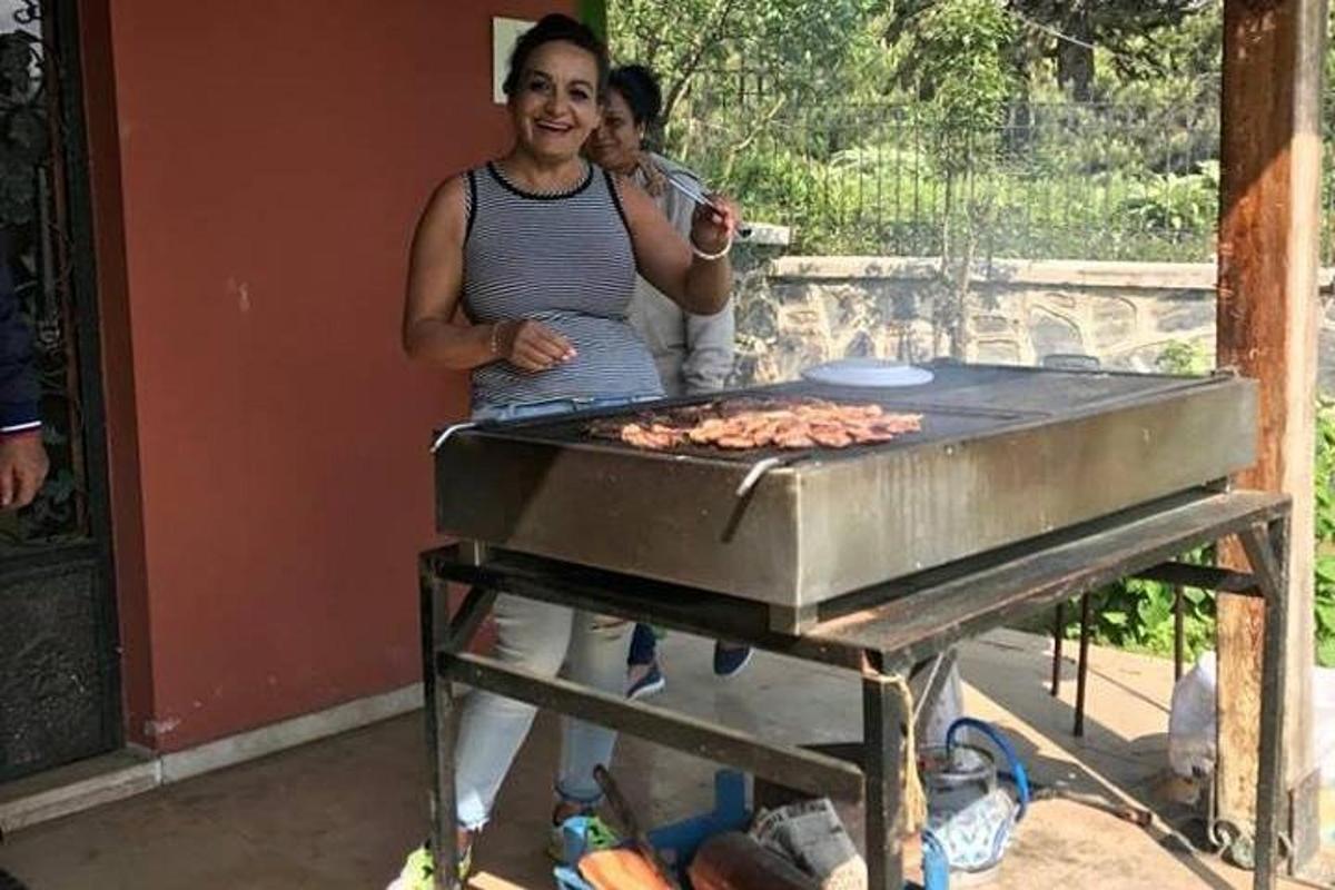 bir kadın ızgarada yemek pişiriyor