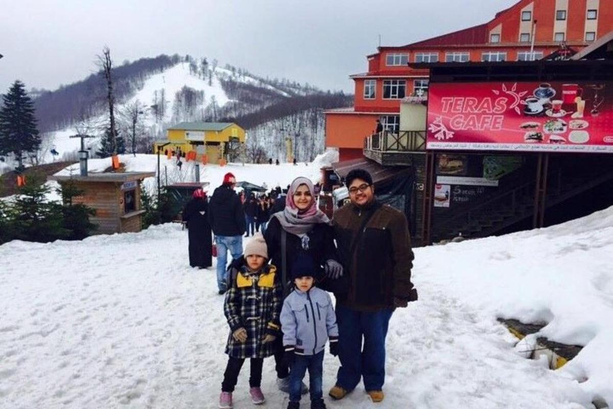 родина позує для фотографії на снігу