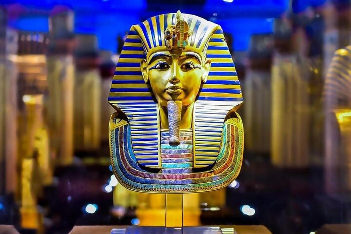 una estatua de Anubis con una corona en la cabeza