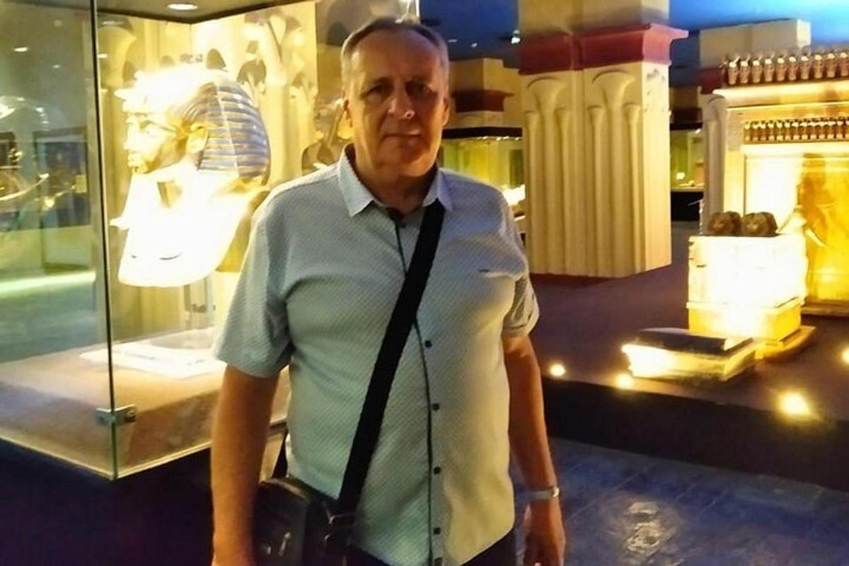 Ένας άντρας στέκεται μπροστά σε ένα μουσείο