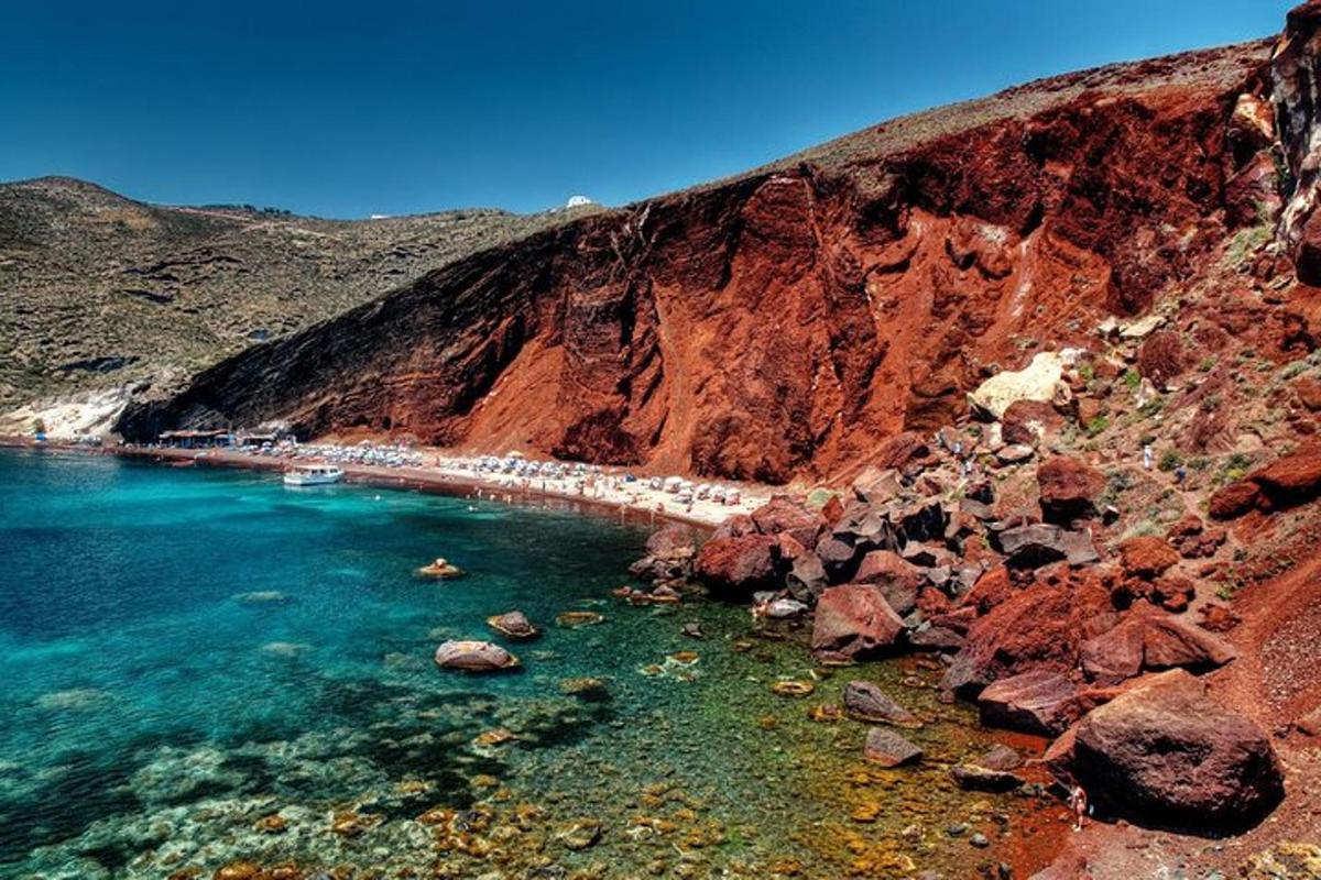 ein Strand mit vielen Felsen und dem Wasser