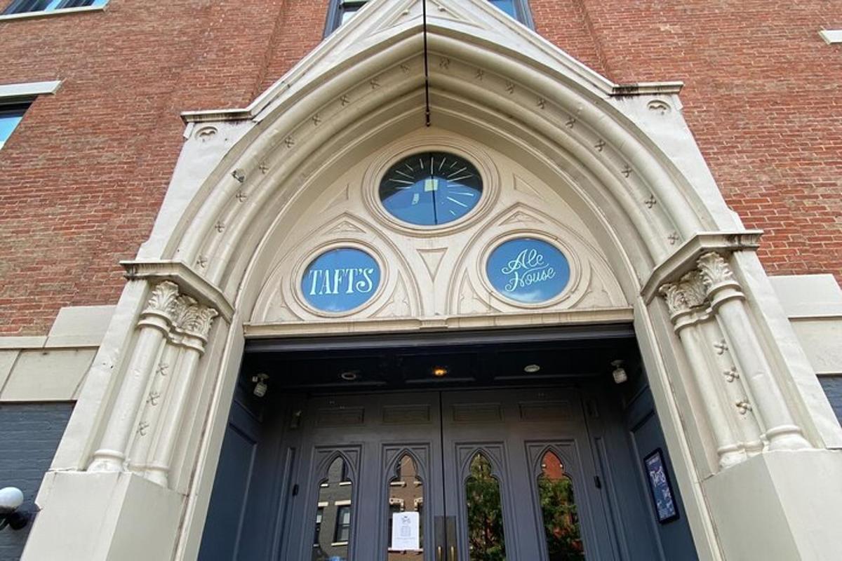 一座有大门的建筑，门上有一个钟