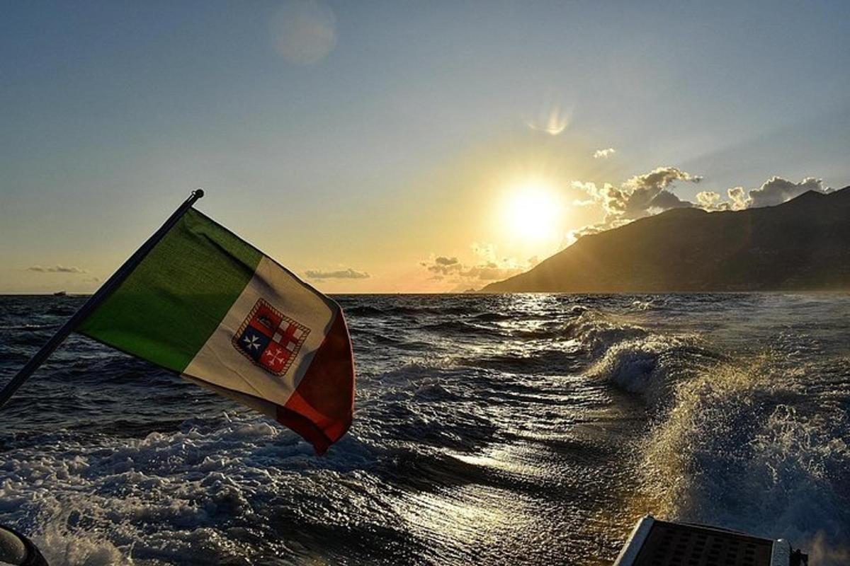 una bandera a la part posterior d'un vaixell a l'aigua