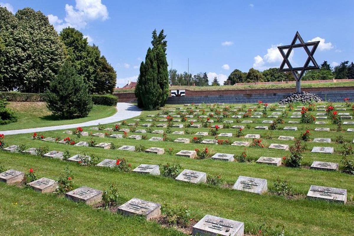 un cimitero con lapidi e fiori in un campo