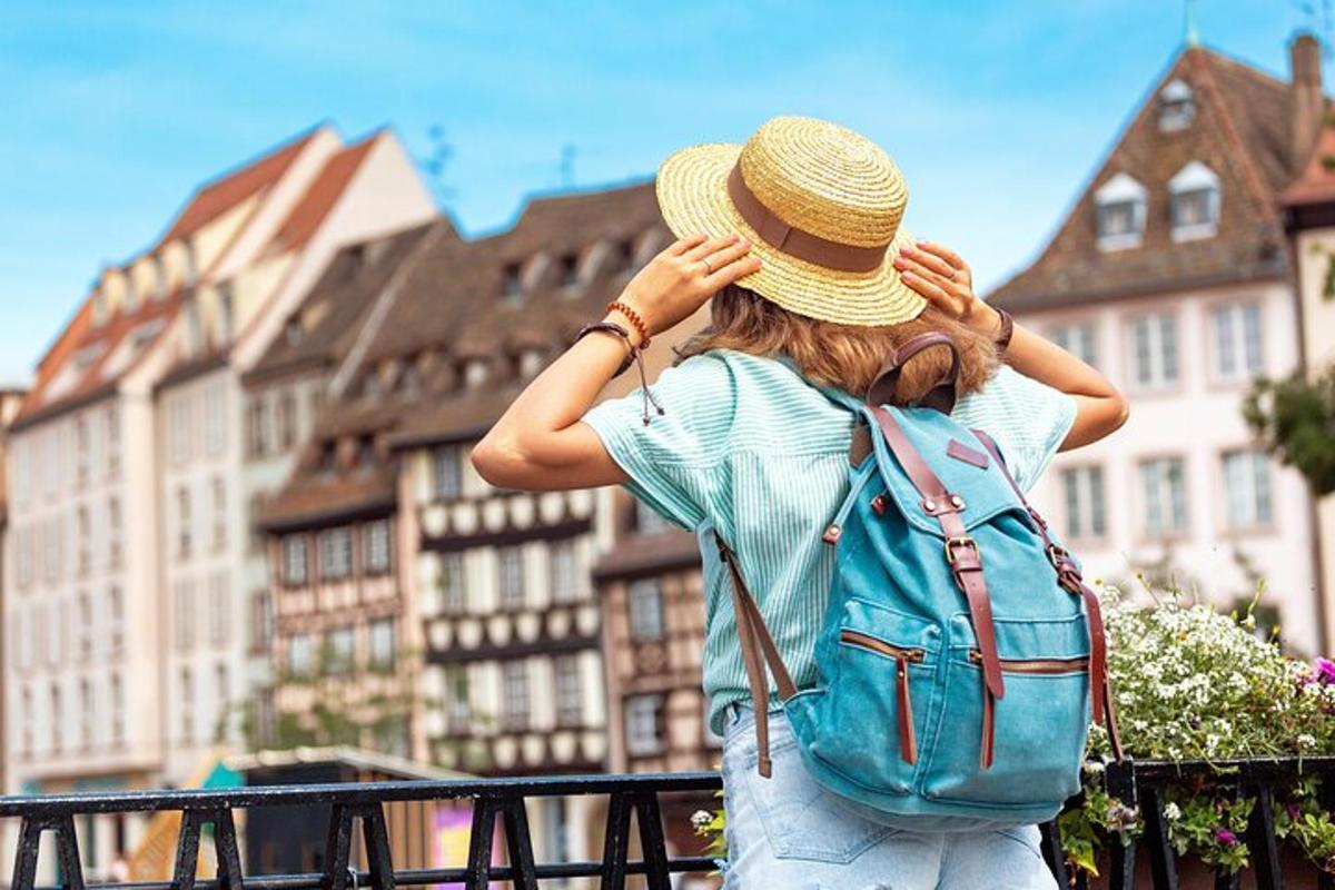 Una mujer con sombrero y mochila azul.