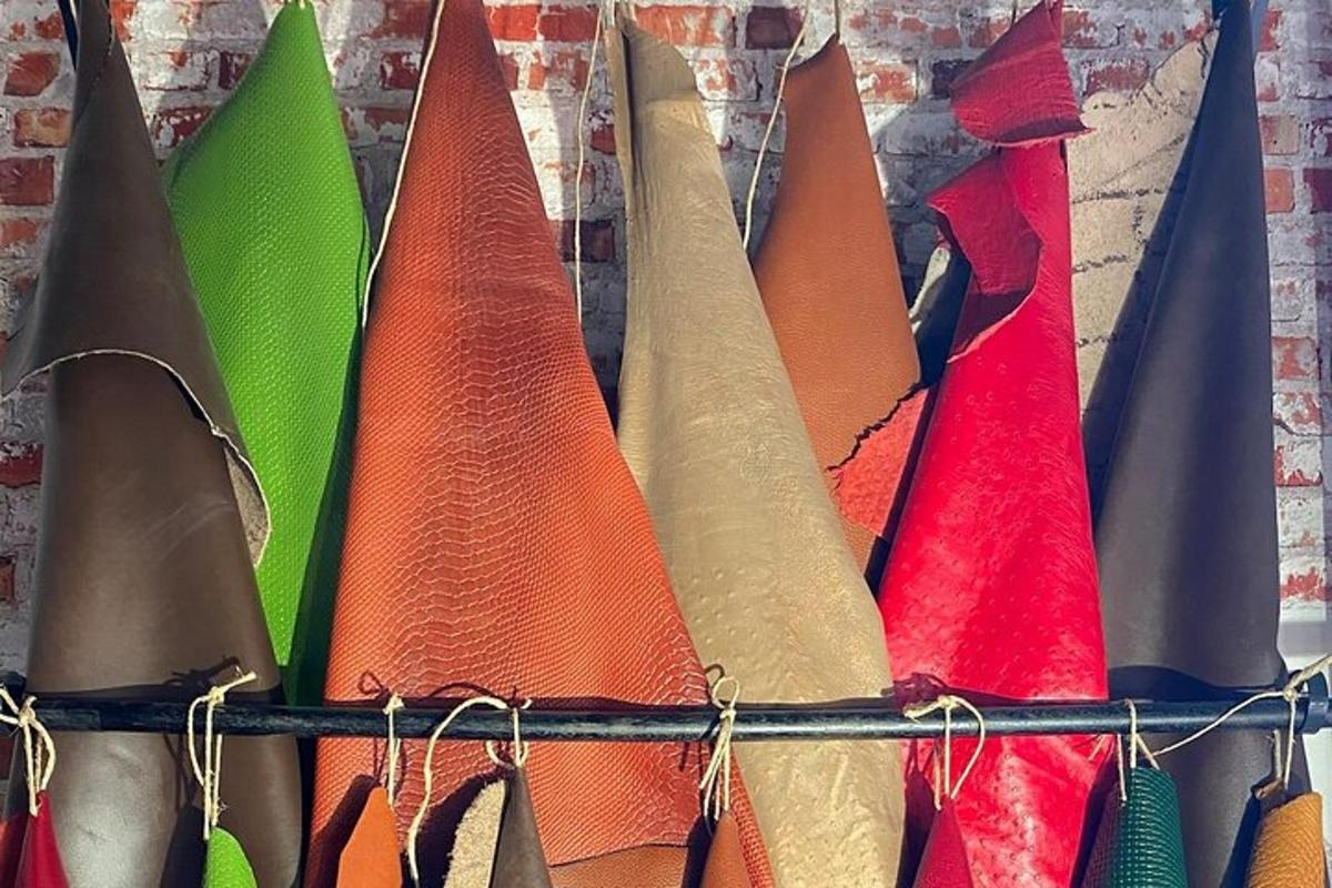 un mucchio di borse di diversi colori appese a un muro