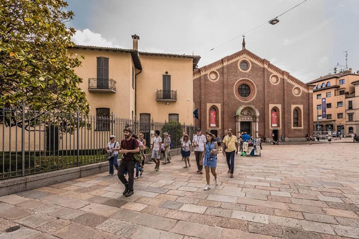 un gruppo di persone che camminano davanti a una chiesa