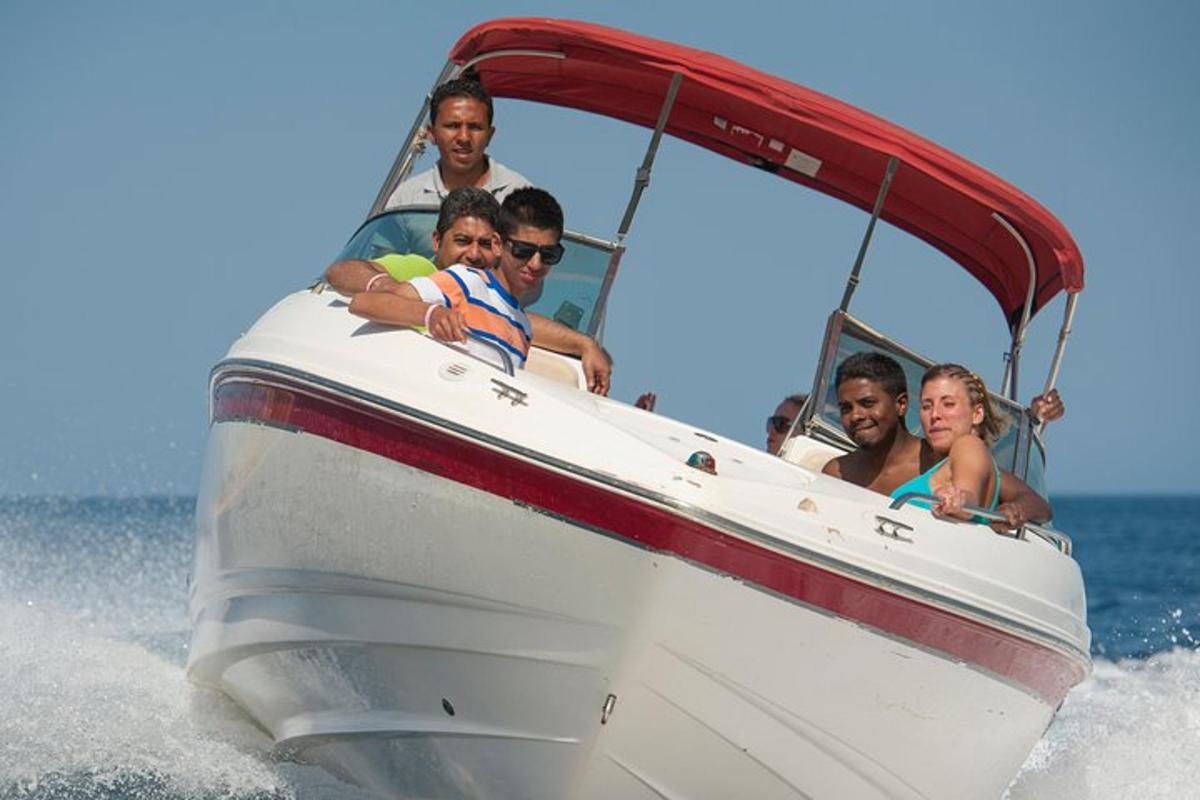 un gruppo di persone su una barca in acqua