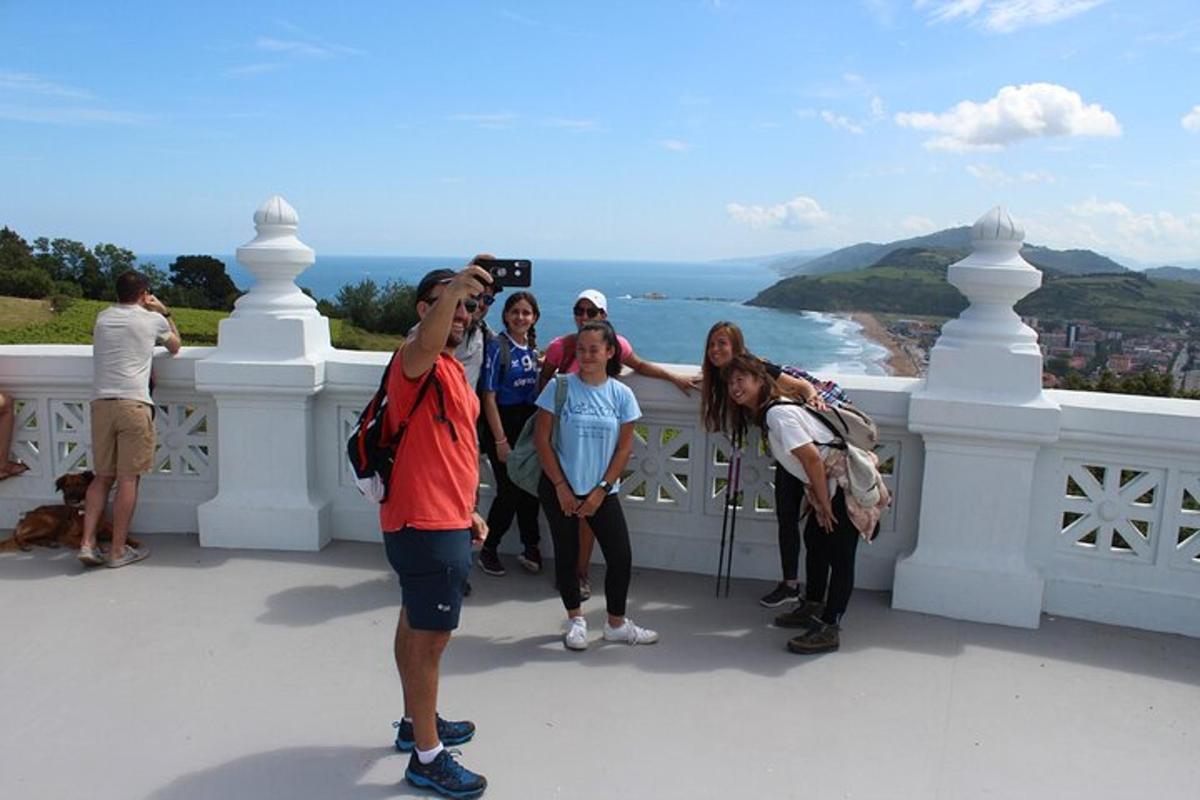 un gruppo di persone che scattano una foto su una sporgenza