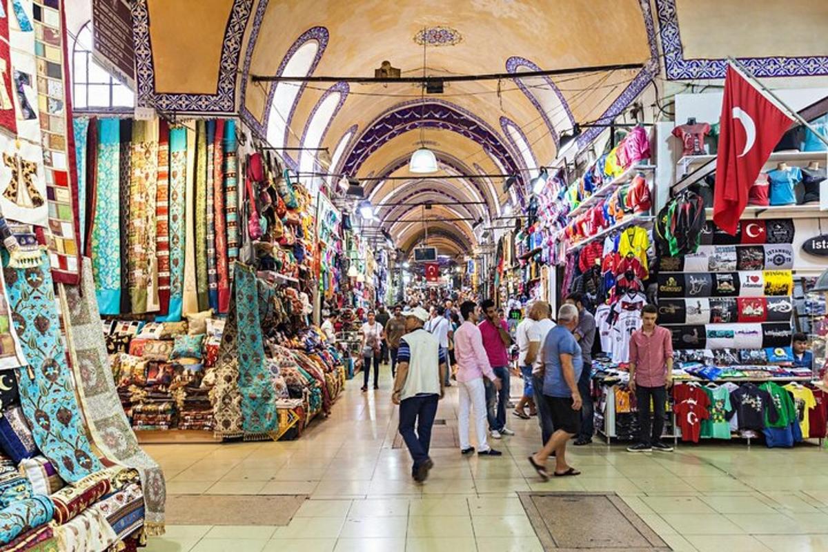 група људи која шета кроз пијацу