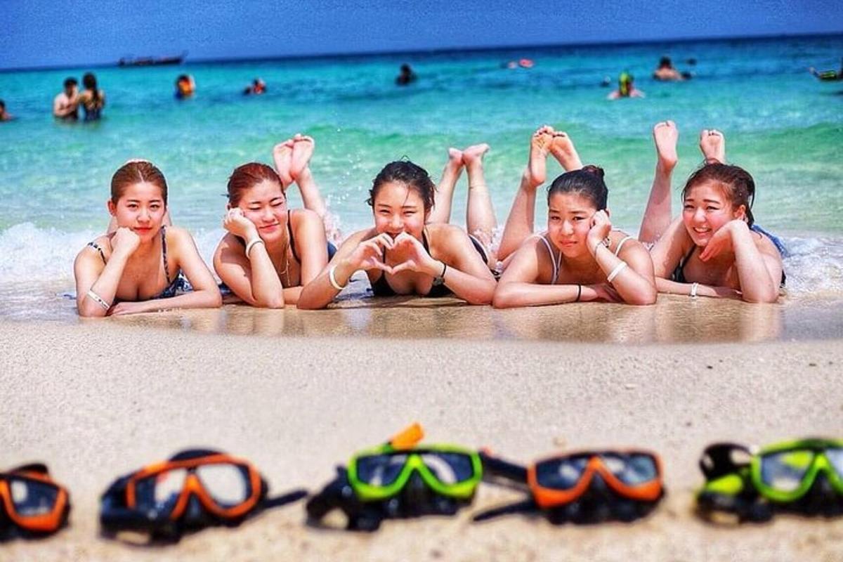 un gruppo di bambini sdraiati sulla spiaggia accanto agli occhiali da sole