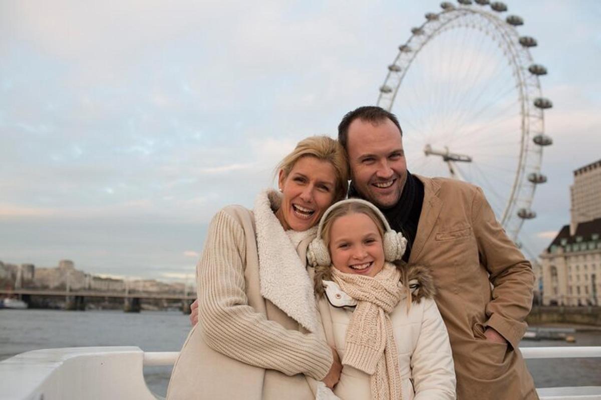 en man och en kvinna poserar för en bild framför London Eye