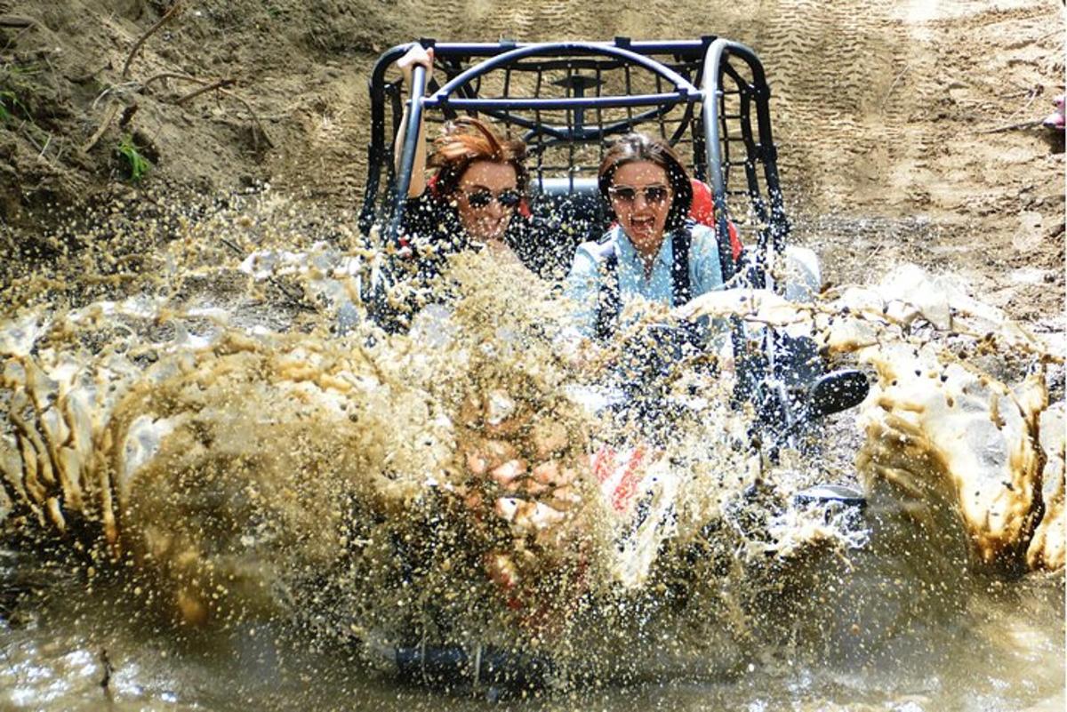 dva lidé jedoucí na raftu ve vodě