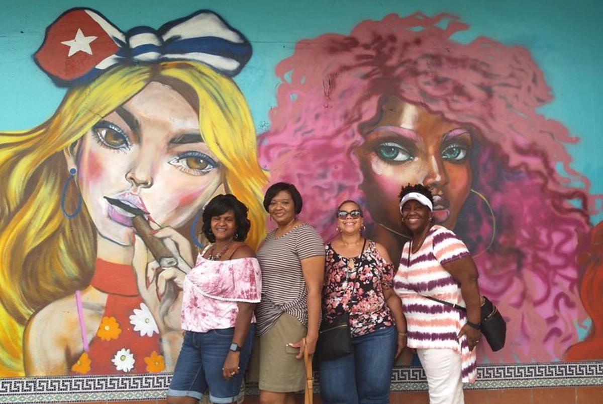 sekumpulan wanita berdiri di hadapan mural