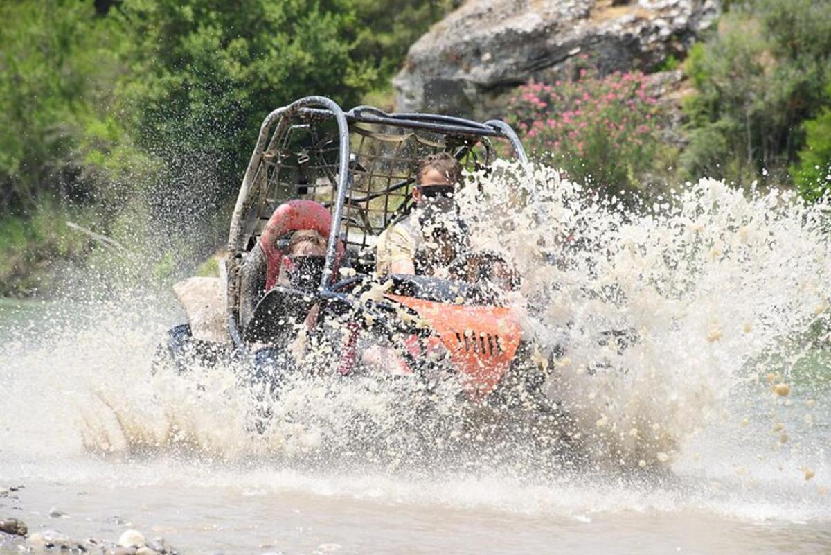 skupina lidí jedoucích na raftu ve vodě