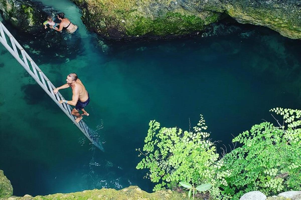 isang lalaki ang nakatayo sa isang tulay sa ibabaw ng isang anyong tubig