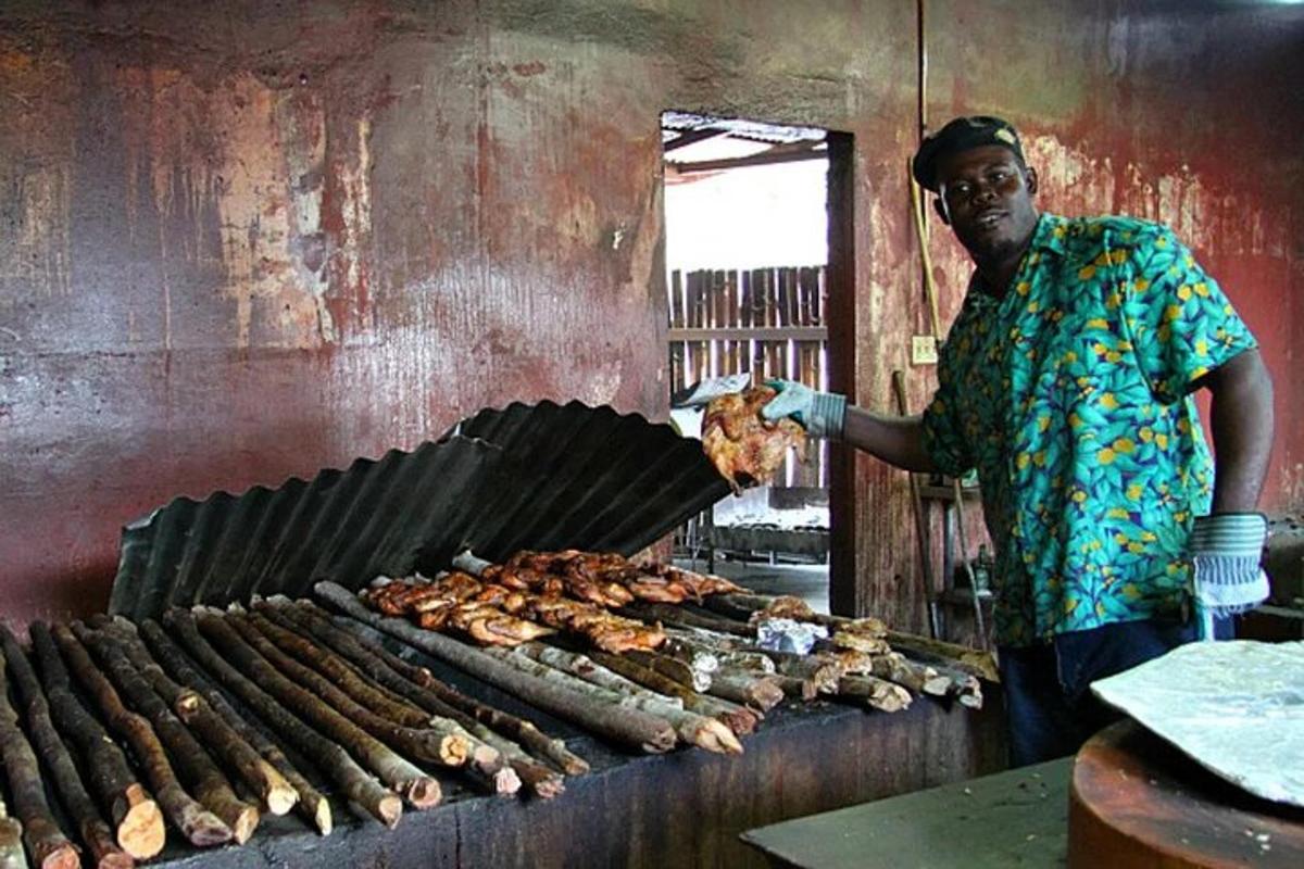un uomo sta cucinando la carne su una griglia