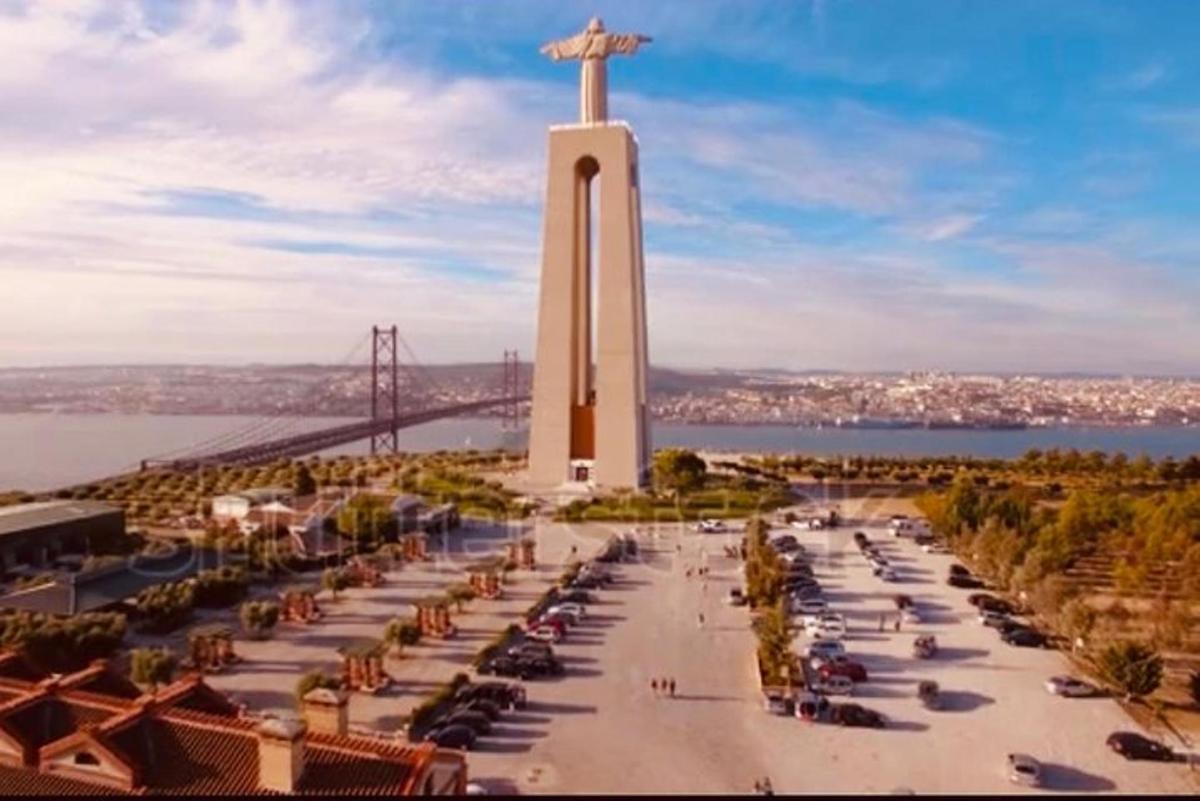 uma grande torre branca com uma cruz no topo