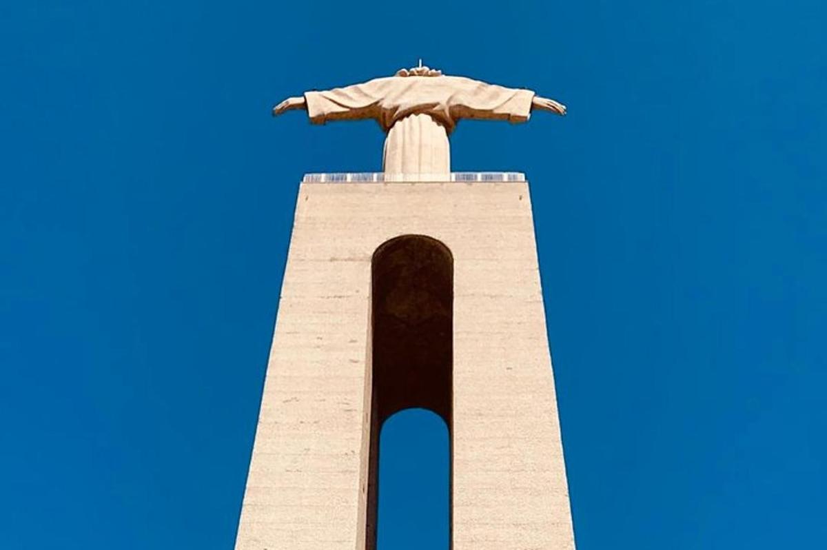 uma torre alta com uma estátua no topo