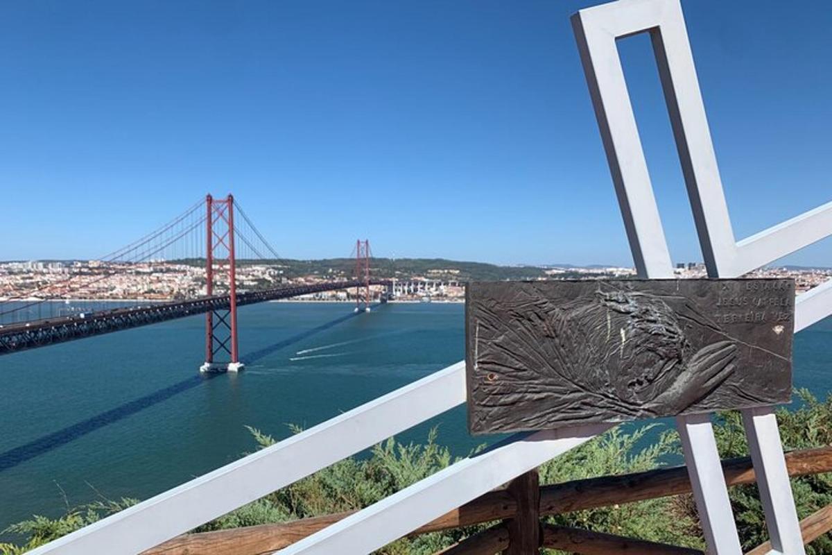 uma placa com a imagem de uma ponte