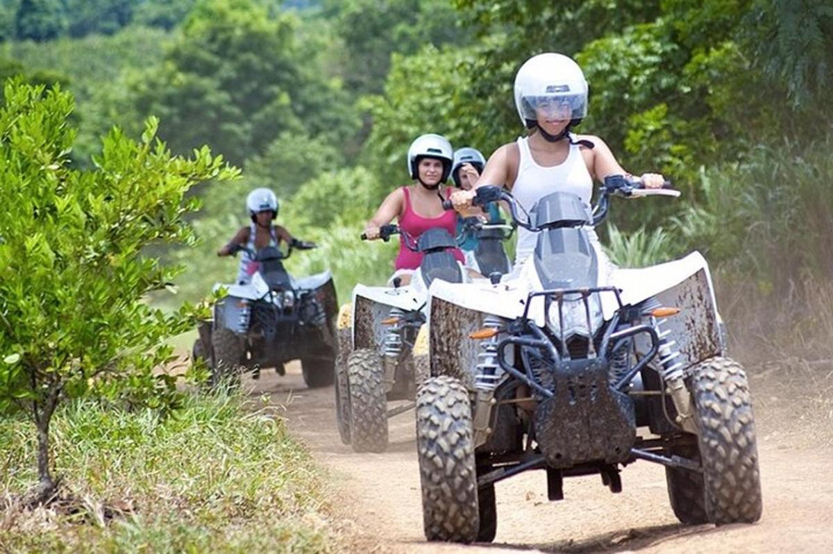 sekumpulan orang menunggang atv di jalan tanah